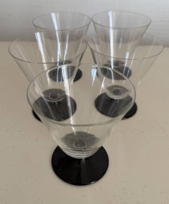 Auktion 370<br>5x Art Deco Weingläser auf schwarzen Stand, Handarbeit, H-9 cm [1]