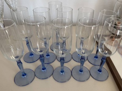 Auktion 370<br>11 Sektgäser mit hellblauen Stand, H-19 cm [1]