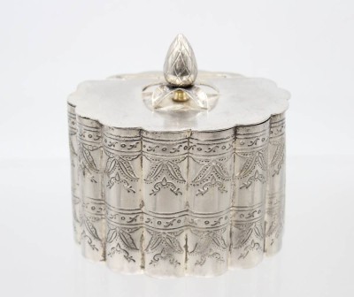 Auktion 370<br>Zierdose, versilbert, ca. H-11cm B-11cm. [1]