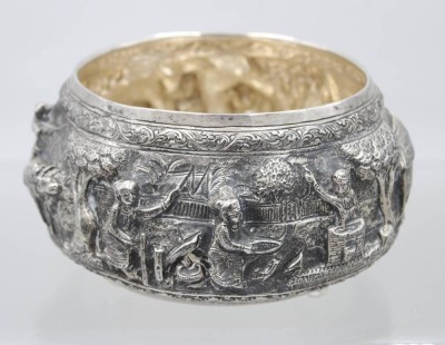 Auktion 370<br>runde Silber-Schale, Reliefdekor, Ostasien, 297,3gr., H-8,5cm D-15,5cm [1]