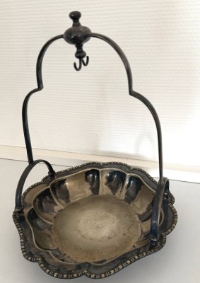 Auktion 370<br>Henkelschale, plated mit kl. Haken am Henkel, ungeputzt, H-27 cm, D-22 cm [1]