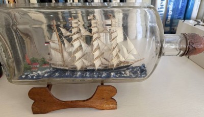 Auktion 370<br>Buddelschiff auf Holzständer, L-28 cm [1]