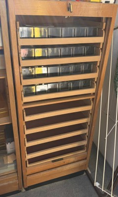 Auktion 370<br>kl. Vintage-Rolladenschrank, mit Schlüssel (ohne Inhalt) Jalousie funktioniert, H-105 cm, B-43 cm [1]