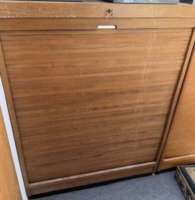 Auktion 370<br>Vintage-Rolladenschrank, mit Schlüssel (ohne Inhalt) Jalousie funktioniert, H-105 cm, B-80 cm [1]