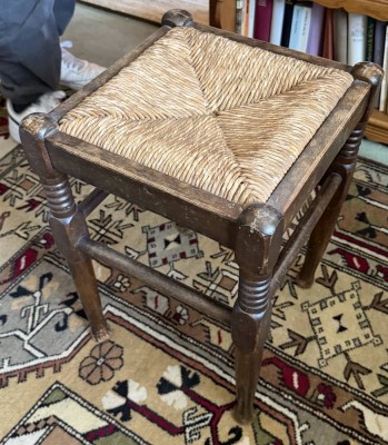 Auktion 370<br>kl. Worpsweder Sitzhocker, Bastsitz, H-47 cm, 33x33 cm [1]