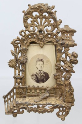 Auktion 370<br>antiker Bilderrahmen aus Messing im Neorenaissance-Stil, ca. H-21cm B-13cm,. Altersspuren [1]