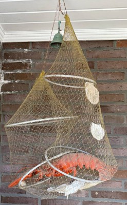 Auktion 370<br>maritime Dekoration, Reuse mit Kunststoff Hummer, H-ca. 100 cm [1]