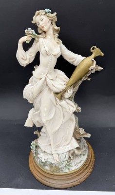 Auktion 370<br>Große 35cm CAPODIMONTE „FLORENCE“ Mädchen-Figur mit Blumen im Haar, die eine Vase hält   Signiert Giuseppe ARMANI, Handarbeit [1]