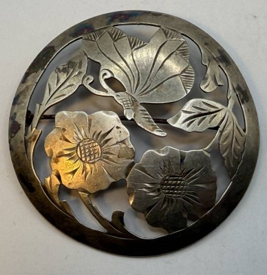Auktion 370<br>gr. runde Silberbrosche, Blumen und Falter, Silber-835-, Handarbeit, D-5,5 cm, 16,4 gr. [1]