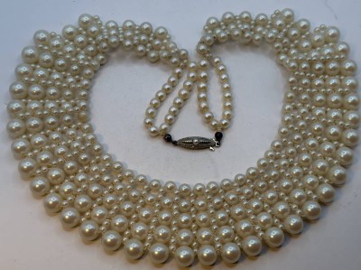 Auktion 370<br>Perlencollier, verlaufend, mit Weissgoldschliesse-333-, L-ca. 46 cm [1]