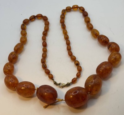 Auktion 370<br>Bernstein-Halskette, verlaufend, L-70 cm, 56 gr. [1]