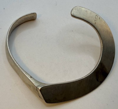 Auktion 370<br>schwerer Designer Silber Armreif (geprüft), offen, Handarbeit, B-8 cm, 48,8 gr [1]