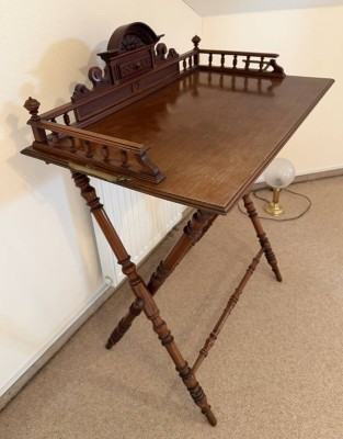 Auktion 370<br>Gründerzeit-Serviertisch, abnehmbares Tablett, klappbares Gestell, Gebrauchsspuren, 1 Seite Galerie geklebt, H-99 cm, T-47 cm, B-78 cm [1]