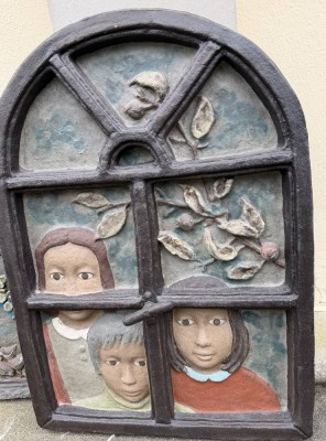 Auktion 370<br>Christa Bartling (1940) Worpswede, gr. Keramik-Fenster mit Kindern, mbunt bemalt, verso CB geritzt, 62x44 cm [1]
