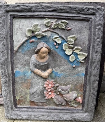 Auktion 370<br>Christa Bartling (1940) Worpswede, Keramik-Fliese mit Mädchen, bemalt,  32x27 cm [1]