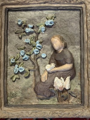 Auktion 370<br>Christa Bartling (1940) Worpswede, Keramik-Fliese mit Mädchen, bemalt,  32x27 cm [1]