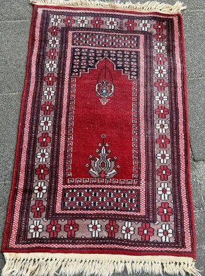 Auktion 370<br>kl. Orientläufer, rotgrundig, Gebrauchsspuren, 100x62 cm [1]