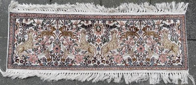 Auktion 370<br>Kashmir Seidenteppich mit Tiermotiven,  ca. 40x120 cm, guter Zustand [1]