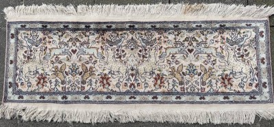 Auktion 370<br>Kashmir Seidenteppich mit Tiermotiven,  ca. 40x120 cm, reinigungsbedürftig [1]