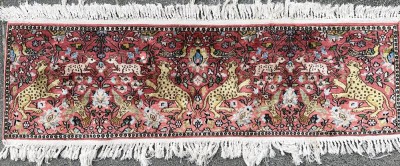 Auktion 370<br>Kashmir Seidenteppich mit Tiermotiven,  rotgrundig .34x115cm [1]