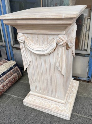 Auktion 370<br>gr. Holz-Podest, verziert, H-72 cm, 42x42 cm, Platte mit Spannungsriss [1]