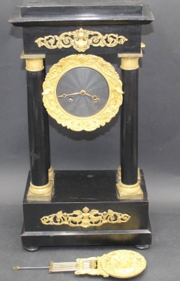 Auktion 370<br>Holz-Portaluhr, Säulen mit feuervergoldeten Applikationen, H-44 cm, B-23 cm [1]