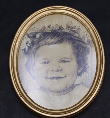 Auktion 370<br>ovales anonymes Kinderportrait, gehöhte Zeichnung, verso beschriftet, 26x23 cm, 19.Jhd. [1]
