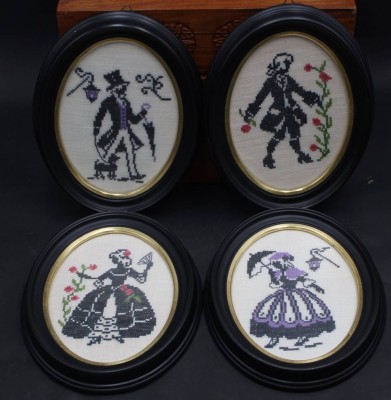 Auktion 370<br>4x oval gerahmte Handarbeiten, Kreuzstich, hinter Glas, RG 22x17 cm [1]