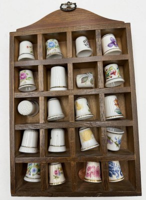 Auktion 370<br>kl. Wandregal mit 20 div. Porzellan-Fingerhüten, 20x15 cm [1]