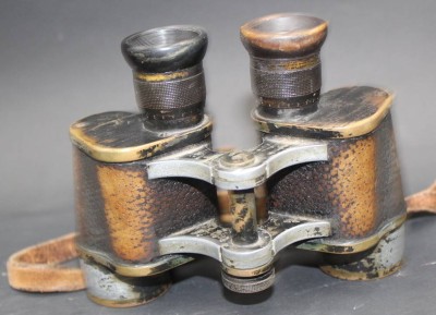 Auktion 370<br>altes kl. Fernglas, wohl militärisch?, Messing geschwärzt, Alters-und Gebrauchsspuren, , H-10,5 cm [1]