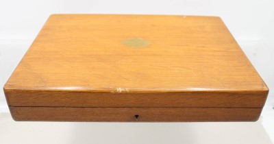 Auktion 370<br>Besteckkasten, Holz, wohl England, ca. H-6cm B-34cm T-24cm [1]