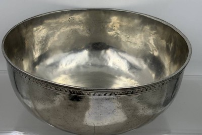 Auktion 370<br>grosse, alte Silberzinn-Rührschale, Engelmarke, H-13 cm, D-33 cm, 2,6 kg [1]