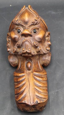 Auktion 370<br>Holz-Wandkopf, wohl Japan 18/19.Jhd., Museums-Inventuraufkleber, wohl aus DDR-Museum H-21 cm [1]