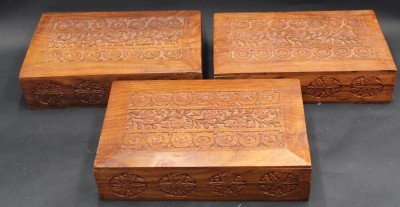 Auktion 370<br>3x gr. Holzkästen, Shishan Schnitzerei, Indien, je. H-7 cm, 28x17 cm [1]