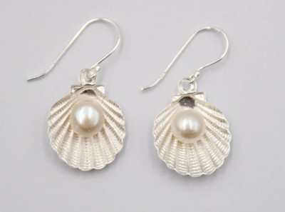 Auktion 370<br>Paar 925er Silber-Ohrhänger, Muschelform m. Perle, ca. 2,5gr., L-3cm [1]