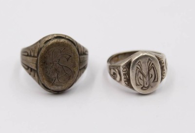 Auktion 370<br>2x div. frühe Silber-Ringe mit Ziermonogrammen, 1x Schiene gebrochen,  RG 54, zus. 10,5gr. [1]