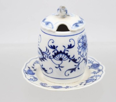 Auktion 370<br>Konfitürendose, Stadt Meissen, Deckelblüte bestossen, ca. H-10cm [1]