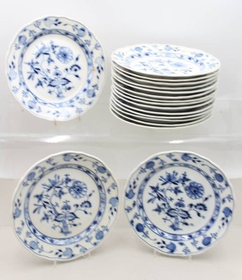 Auktion 370<br>17x flache Teller, Stadt Meissen, Zwiebelmuster, teilw. kl. Brandfehler, ca. D-25cm [1]