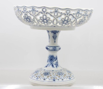 Auktion 370<br>Tafelaufsatz, Stadt Meissen, Zwiebelmuster, Schale mittig altrissig, ca. H-20cm D-22cm [1]