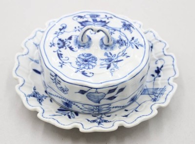 Auktion 370<br>Butterdose, Stadt Meissen, Zwiebelmuster, guter Zustand, ca. H-9cm D-23,5cm [1]