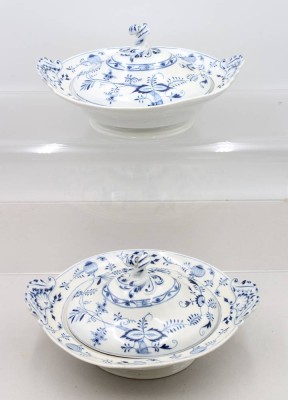 Auktion 370<br>2x Deckelterrinen, Stadt Meissen, Zwiebelmuster, ca. H-15,5cm B-32cm T-25,5cm [1]