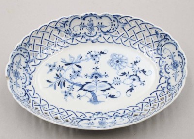 Auktion 370<br>ovale Schale, Saxe, Zwiebelmuster, durchbrochen, 1x bestossen, ca. H-5cm , B-28cm [1]