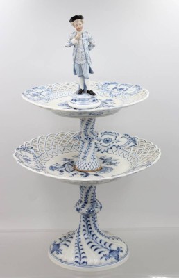 Auktion 370<br>Etagere, Stadt Meissen, Kavalier als Bekrönung, Zwiebelmuster, Verschraubungen lose, ca. H-41cm ca. D-25cm [1]