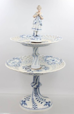 Auktion 370<br>Etagere, Stadt Meissen, Mädchen mit Blume als Bekrönung, Zwiebelmuster, Verschraubungen lose, ca. H-41cm ca. D-25cm [1]