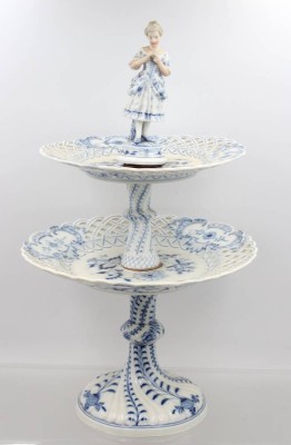 Auktion 372<br>Etagere, Stadt Meissen, Mädchen mit Blume als Bekrönung, Zwiebelmuster, Verschraubungen lose, ca. H-41cm ca. D-25cm [1]
