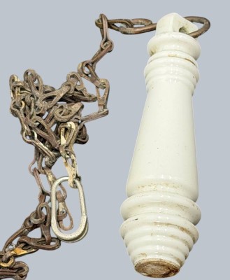 Auktion 370<br>Porzellan-Spülkasten-Griff an Kette, Gebrauchsspuren, L-12 cm [1]