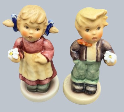 Auktion 370<br>2xHummel-Figuren, Kinderpaar, Millenium, for Staff only, H-9 cm [1]