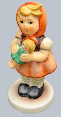 Auktion 370<br>Hummelfigur, Mädchen mit Puppe, H-9 cm. 2.Wahl [1]