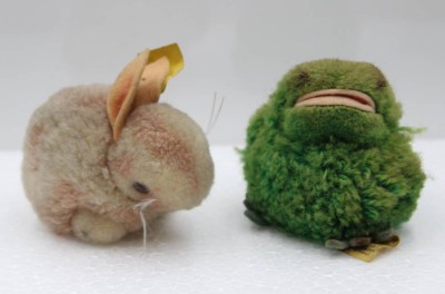 Auktion 370<br>2x div. Steiff-Wolltiere, Hase und Frosch, je mit Knopf & Fahne, ca. H-8cm [1]