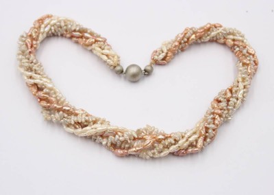 Auktion 370<br>mehrreihige SW-Perlenkette mit Silberschließe, ca. L-38cm [1]